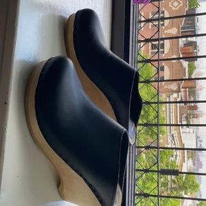 No6 wedge clogs black